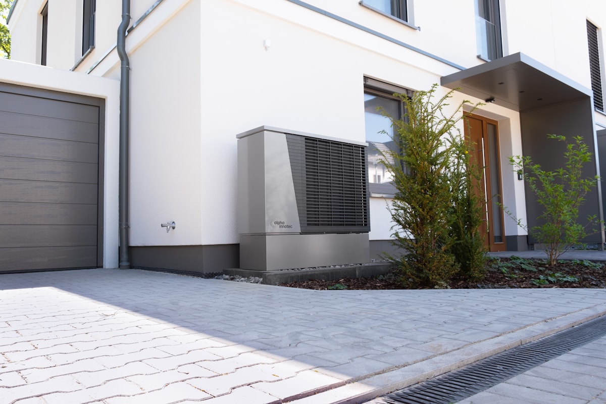 Modernes Wohnhaus mit Wärmepumpe